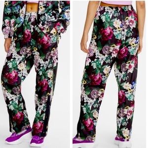 Nike Pants Womans Plus NSW Sportswear Floral Print